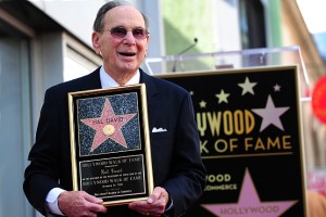 Hal David amerikai dalszövegíró (1921-2012) csillagot kap a hollywoodi Hírességek Sétányán 2011. október 14-én