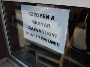 Felirat az örmény büfé kirakatában a Keleti Pályaudvarnál 2012. szeptember 7-én (Fotó: Mészáros Márton)