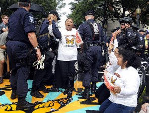 Rendőri közbeavatkozás a „No Documents, No Fear” elnevezésű tüntetésen észak-karolinai Charlotte-ban 2012. szeptember 4-én