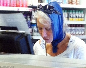 Helen Mirren Oscar-díjas brit színésznő vásárol egy Los Angeles-i üzletben 2012. szeptember 17-én (Forrás: Daily Mail)