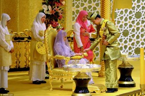 Hassanal Bolkiah brunei szultán és 32 éves lánya, Hajah Hafizah Sururul Bolkiah a hercegnő esküvőjén Bandar Seri Begawanban 2012. szeptember 23-án