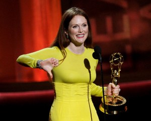 Julianne Moore amerikai színésznő, miután átvette a minisorozat vagy tévéfilm legjobb női főszereplőjének odaítélt kitüntetést az Emmy-díjak 64. átadási ünnepségén Los Angelesben 2012. szeptember 24-én