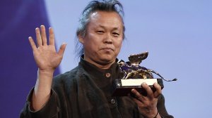 Kim Ki-duk dél-koreai rendező az Arany Oroszlánnal fényképezkedik a 69. Nemzetközi Velencei Filmfesztiválon 2012. szeptember 8-án