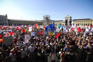 Megszorítások elleni kormányellenes tüntetés Lisszabonban 2012. szeptember 30-án Megszorítások elleni kormányellenes tüntetés Lisszabonban 2012. szeptember 30-án