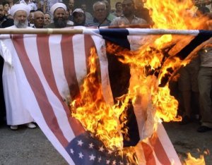 Amerikai zászlót égetnek egy tüntetésen Libanonban 2012. szeptember 21-én