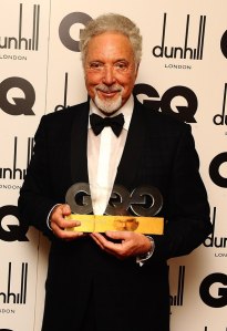 Sir Tom Jones walesi énekes a GQ magazin elismerésével Londonban 2012. szeptember 4-én