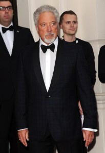 Sir Tom Jones walesi énekes a GQ magazin elismerésével Londonban 2012. szeptember 4-én