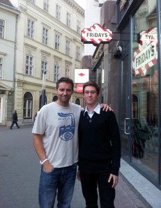 Charley Jonhsonnal, a Pay It Forward mozgalom vezetőjével Budapesten 2012. október 19-én Charley Jonhsonnal, a Pay It Forward mozgalom vezetőjével Budapesten 2012. október 19-én