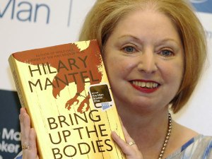 Hilary Mantel brit írónő a Bring up the Bodies című könyvével fényképezkedik, miután Man Booker-díjat kapott Londonban 2012.október 16-án