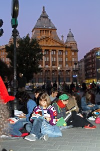 A 2. Add Tovább Könyvolvasó Villámcsődület a budapesti Deák-téren 2012. október 19-én (Fotó: Fabricius Anna) A 2. Add Tovább Könyvolvasó Villámcsődület a budapesti Deák-téren 2012. október 19-én (Fotó: Fabricius Anna)