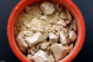 Egy rendőr 55 darab crackkel töltött kapszulát talált egy 74 esztendős brazil asszony vaginájában