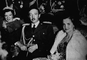 I. Zogu albán király jobboldalt nejével, Géraldine királynéval