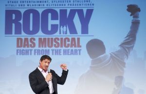 Sylvester Stallone amerikai színész a Rocky című musical bemutatóján Hamburgban 2012. november 18-án