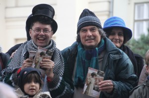 Laár András humorista és Zemlényi Zoltán író a Tenzi naplója című kötettel kezében a budapesti Deák téren tartott flashmobon 2012. november 24-én