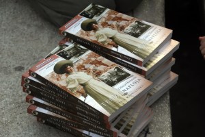 Zemlényi Zoltán most megjelent, Tenzi naplója című kötete a budapesti Deák téren tartott flashmobon 2012. november 24-én (Fotó: Mészáros Márton)