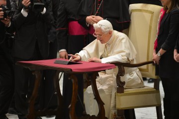 XVI. Benedek elküldi első bejegyzését a Twitter internetes mikroblogon lévő saját fiókjára a Vatikánban 2012. december 12-én