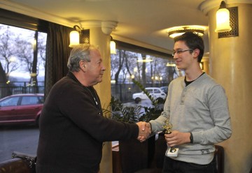 Vámos Miklós író átveszi tőlem az Arany Medál-díjat Budapesten 2012. december 11-én