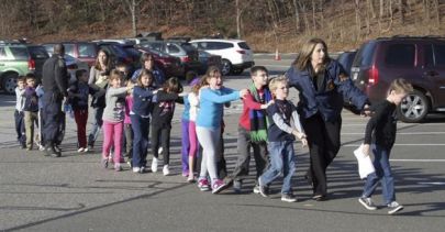  Gyermekeket mentenek a Connecticut állambeli Newtownban, a Sandy Hook Általános Iskolában 2012. december 14-én