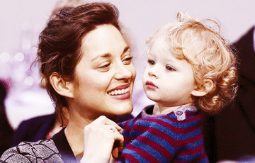 Marion Cotillard Oscar-díjas francia színésznő és kisfia, Marcel