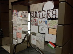 Támogatói üzenetek, hogy Alföldi Róbert maradjon a Nemzeti Színház igazgatója a színház falán 2012. december 1-jén (Fotó: Mészáros Márton)