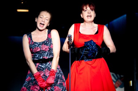 Udvaros Dorottya és Hernádi Judit színésznők A Bandy-lányok című zenés darabban