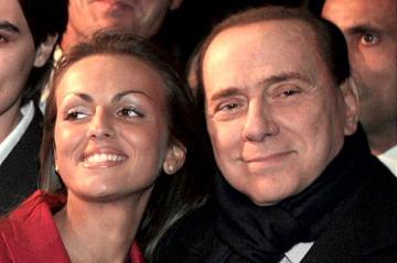 Silvio Berlusconi olasz ex-miniszterelnök és menyasszonya, Francesca Pascale 2012 decemberében