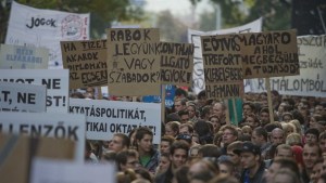 Tüntetés Budapest utcáin 2012. december 10-én a kormány napokban elfogadott felsőoktatási koncepciója, azon belül a keretszámok tervezett csökkentése ellen.