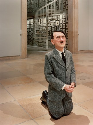 Maurizio Cattelan olasz szobrász Imádkozó Hitler című szobra