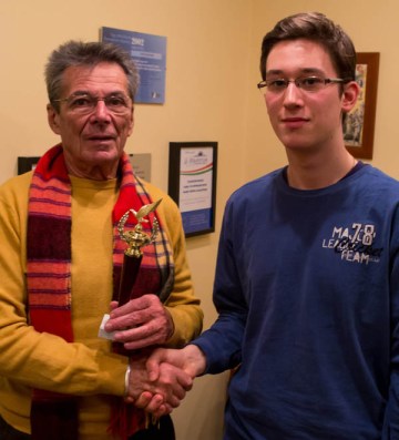 Ragályi Elemér Emmy- és Kossuth-díjas operatőr átveszi Az ajtó című filmnek járó Arany Medál-díjat 2012. december 20-án (Fotó: Sóki Tamás)