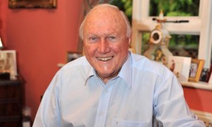 Stuart Hall brit műsorvezető, a BBC sporttudósítója