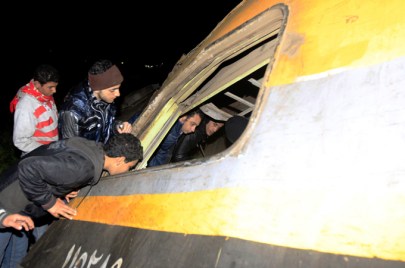 A kisiklott vonat maradványait nézik a Kairótól délre fekvő Badrasinban 2013. január 15-én