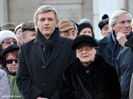 Alföldi Róbert, a Nemzeti Színház igazgatója és Törőcsik Mari Kossuth-díjas színművész, a Nemzet Színésze Garas Dezső temetésén 2012. január 11-én