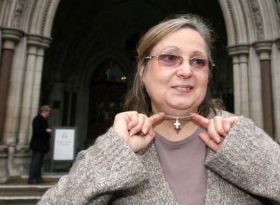 Nadia Eweida a British Airways brit légitársaság 2006-ban elbocsátott munkatársa mutatja a nyakában viselt feszületet (Felvétel készítésének időpontja: 2010)