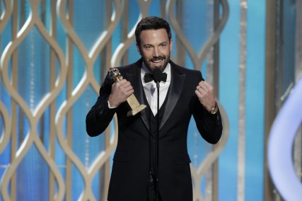 Ben Affleck amerikai színész-rendező a drámai filmek kategóriájában a legjobb rendezőnek járó elismeréssel aGolden Globe-díjak átadási ünnepségén Los Angelesben 2013. január 13-án