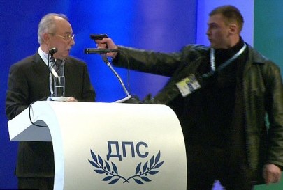 Éles lőfegyvert szegeznek Ahmed Dogan bolgár politikusra a szófiai pártkongresszuson 2013. január 19-én