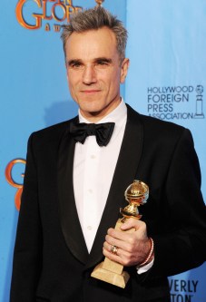 Daniel Day-Lewis brit színész a legjobb drámai színésznek járó díjjal a Golden Globe-díjak átadási ünnepségén Los Angelesben 2013. január 13-án