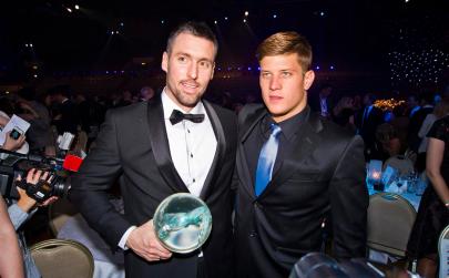 Gyurta Dániel olimpiai bajnok magyar úszó és Robin Dale Oen, a 2012-ben szívrohamban elhunyt norvég Alexander Dale Oennek úszóbajnok fivére a norvégiai Hamarban 2013. január 12-én