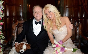 Hugh Hefner, a Playboy amerikai férfimagazin alapítója és barátnője, Crystal Harris amerikai-brit manöken a Los Angeles-i Playboy-villában tartott esküvőjükön 2012. december 31-én este 