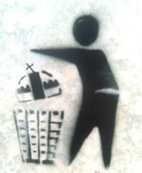 Szent Koronát a szemétbe dobó falfirka Budapest utcáin