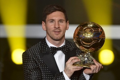 Lionel Messi argentin futballista az év legjobb labdarúgójának odaítélt Aranylabdát fogja a FIFA díjkiosztóján Zürichben 2013. január 7-én