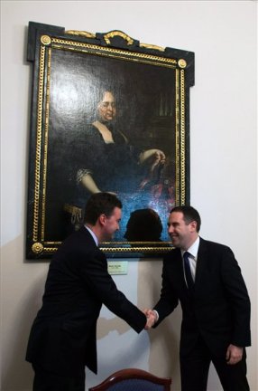 Habsburg György európai uniós nagykövet és Csizi Péter, Pécs alpolgármestere leleplezi a Mária Teréziát ábrázoló festményt a pécsi városházán 2013. január 21-én