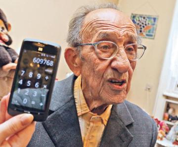 Pataki Ferenc fejszámoló művész budapesti otthonában 2013. január 20-án (Forrás: Vasárnapi Blikk)