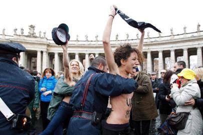 A Femen ukrán nőjogi szervezet tüntetése a vatikáni Szent Péter téren 2013. január 13-án