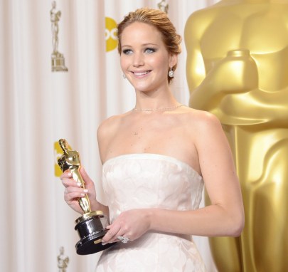 Jennifer Lawrence amerikai színésznő kezében a legjobb női főszereplőnek járó kitüntetéssel az Oscar-díjak 85. átadási ünnepségén Los Angelesben 2013. február 24-én