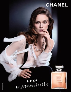 Keira Knightley brit színésznő a Chanel divatház egyik reklámplakátján