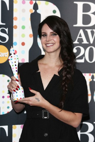 Lana Del Rey amerikai énekesnő elismerésével a BRIT-díjak kiosztó ünnepségén Londonban 2013. február 20-án