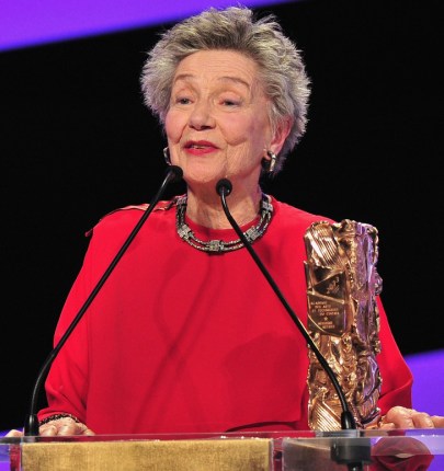 Emmanuelle Riva francia színésznő a legjobb női főszereplő kategóriában odaítélt elismerésével a César-díjak átadási ünnepségén Párizsban 2013. február 22-én