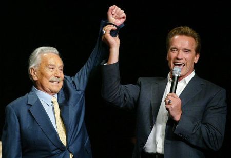 Joe Weider világhírű kanadai testépítő és Arnold Schwarzenegger amerikai akciósztár, kaliforniai kormányzó (A felvétel 2003-ban készült.)