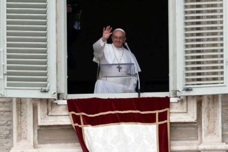 Ferenc pápa első egyházfői úrangyala (Angelus) imádságát mondja a vatikáni Szent Péter térre néző dolgozószobájának ablakából 2013. március 17-én