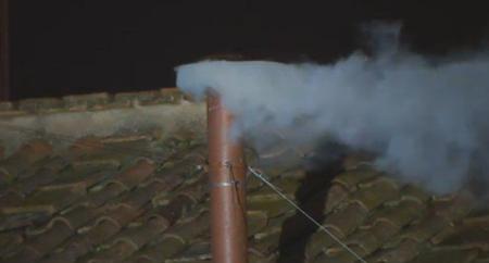 Fehér füst száll fel a Sixtus-kápolnából